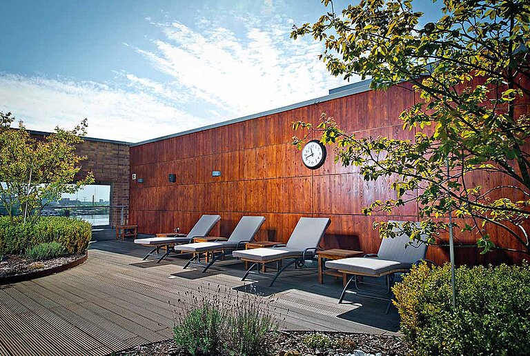 Dachterrasse in der Pool- und Saunalandschaft im centrovital Hotel
