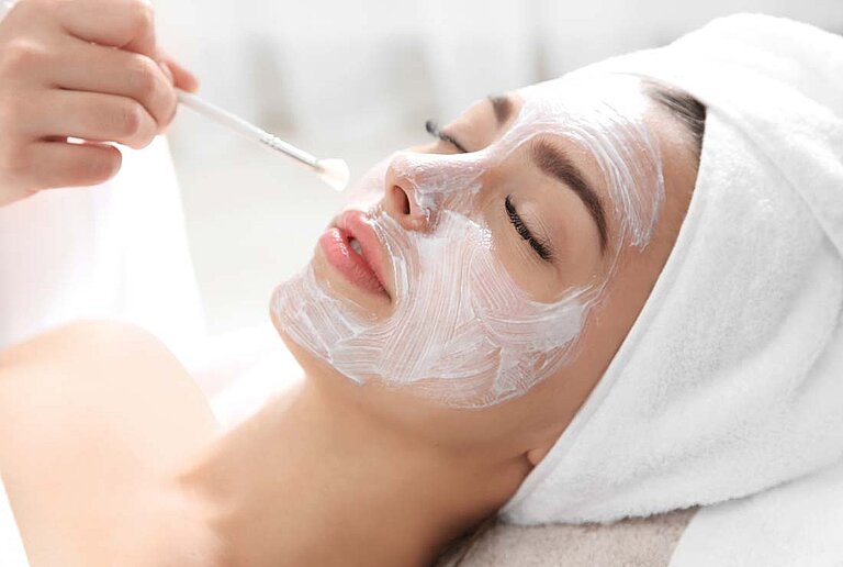 Gesichtsbehandlung im centrovital Day Spa ©New Africa/stock.adobe.com