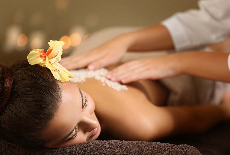 Rückenmassage im centrovital Day Spa ©Africa Studio/Shutterstock.com