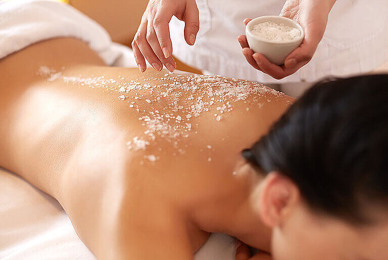Detoxpeeling mit Meersalz & Öl ©puhhha/Fotolia.com
