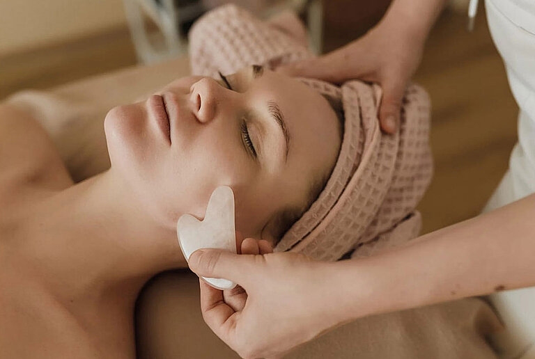 Gua Sha Lifting Behandlung im centrovital Ayurveda Center ©Jolie au Naturel