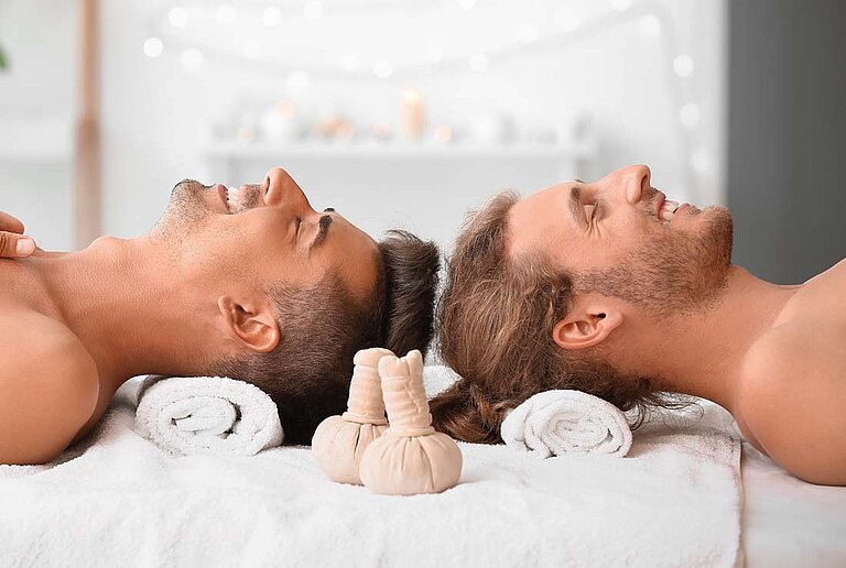 Kräuterstempelanwendung im centrovital Day Spa ©Pixel-Shot/stock.adobe.com