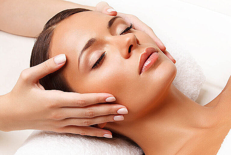 Kopf-, Gesichts- und Nackenmassage ©puhhha/Fotolia.com