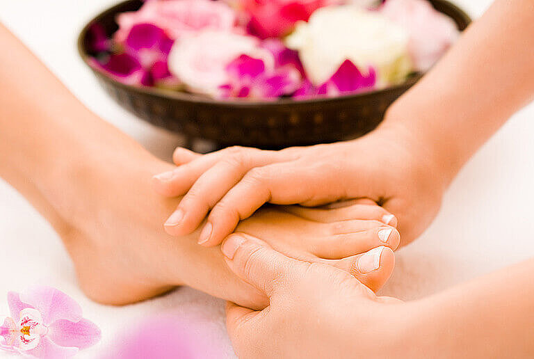 Bein- und Fußmassage ©Jonas Glaubitz/Fotolia.com