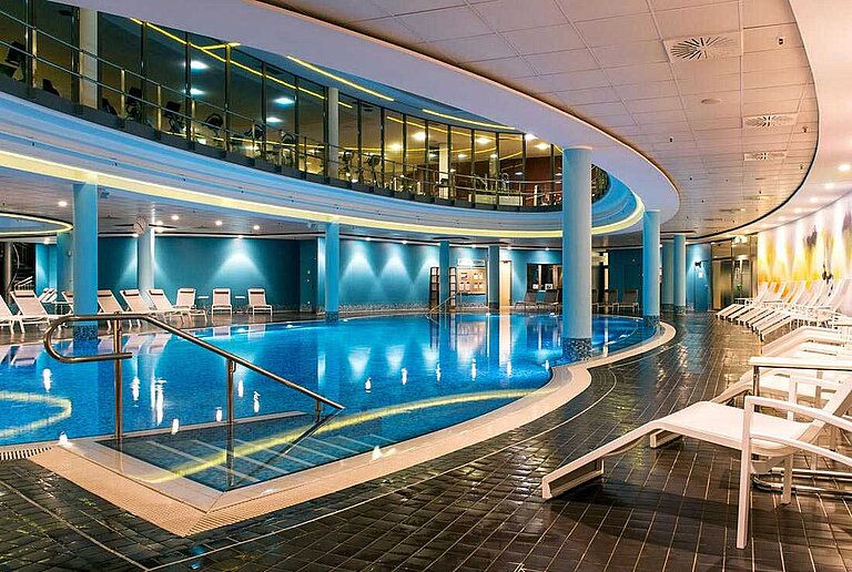 25-m-Pool in der Pool- und Saunalandschaft im centrovital Hotel